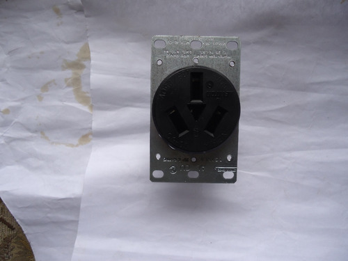 Toma Corriente Trifasico Leviton 50a 125/250v Enchufe 