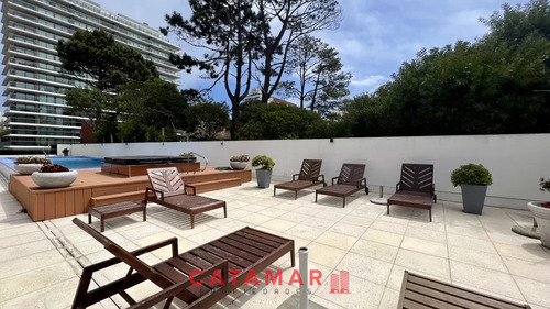 Departamento De Dos Dormitorios Habitación De Servicio Lavadero Torre Esmeralda Playa Brava Punta Del Este.