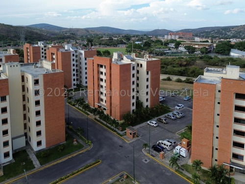 Imagen 18 de 30 de María Reyes Vende, Espectacular Apartamento Amoblado, En El Este De La Ciudad, El Edificio Cuenta Con Planta Eléctrica Y La Cocina Es Moderna