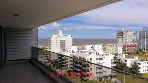 Departamento De Dos Dormitorios Habitación De Servicio Lavadero Torre Esmeralda Playa Brava Punta Del Este.
