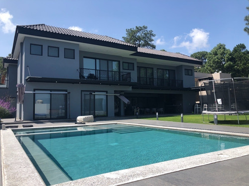 Imagen 1 de 27 de Casa En Venta En Avandaro - Valle De Bravo