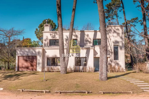 Casa 3 Dormitorios Barrio Privado, Pinares. Punta Del Este, Uruguay.