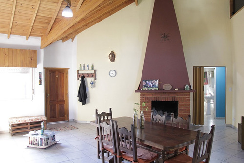 Chalet En Garin.muy Lindo.