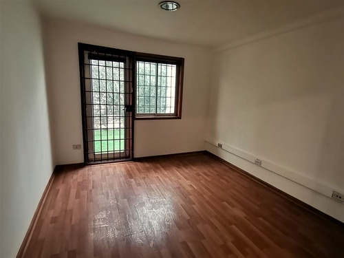 Casa En Arriendo De 7 Dorm. En Providencia