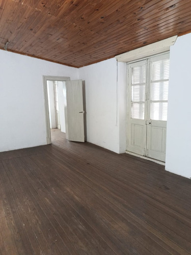 Casa De Época De 3 Ambientes, Desarrollada En Dos Pisos, Amplio Terreno, En El Centro En Alejandro Korn, Partido De San Vicente.
