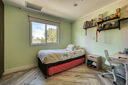 Moderna Y Eficiente Casa En Las Condes, Sector Residencial