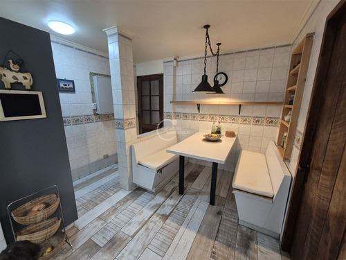 Casa En Venta De 6 Dorm.en Lo Barnechea.calle Cerrada.