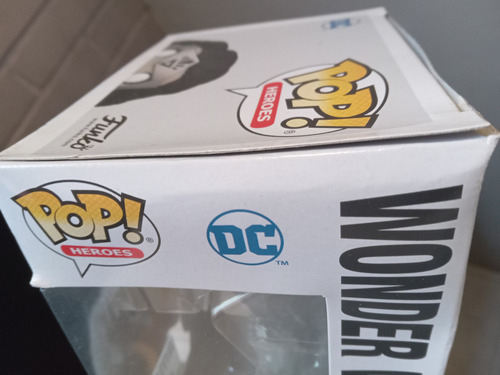 Funko Wonder Woman Black Lantern Glow Amazon Caja Dañada (Usado)