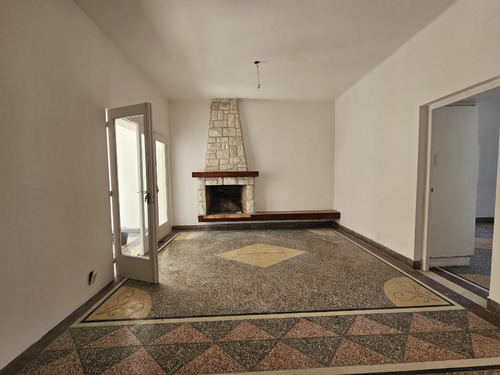 Planta Baja, Un Dormitorio, Escritorio, Pequeño Patio