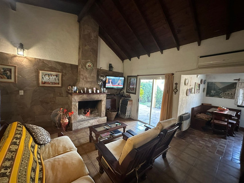 Chalet Con Piscina En Barrio De Vicenzo Grande