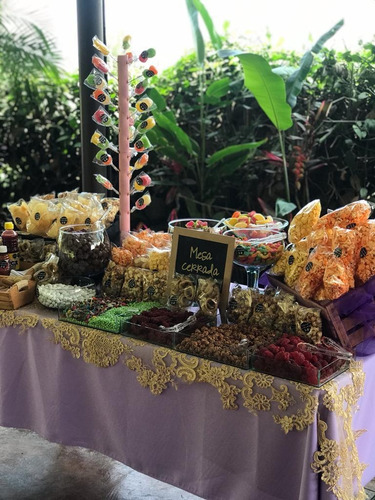 Decoración Con Globos, Mesas Y Barras De Dulces Y Botanas.