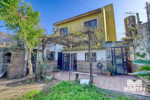 Casa 6 Ambientes, 7 Cuadras De Av. Maipú, Suite, Toilette, Play, Cochera Y Jardín.