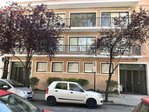 Tradicional Edificio En Providencia / Pequeño Vaticano