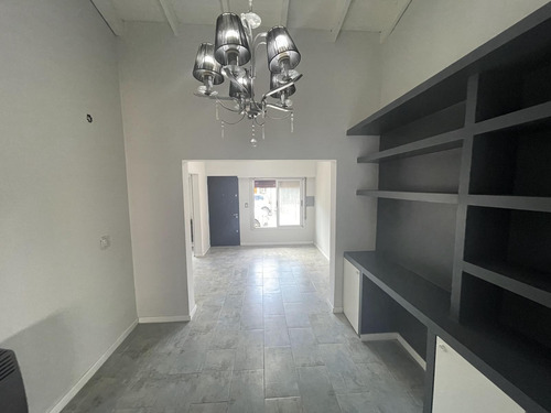 Casa En Venta - 2 Dormitorios 2 Baños - 206mts2 - Tolosa