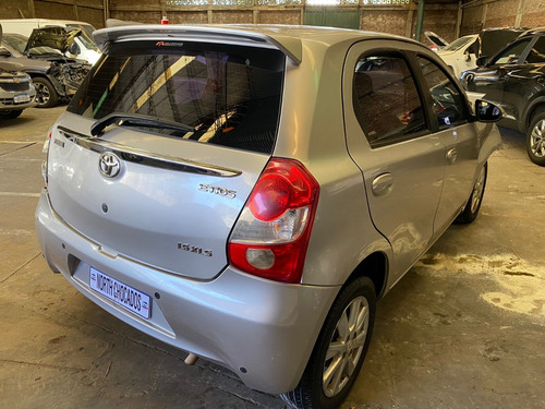 Etios Xls 1.5 M/t Chocado En Marcha Andando