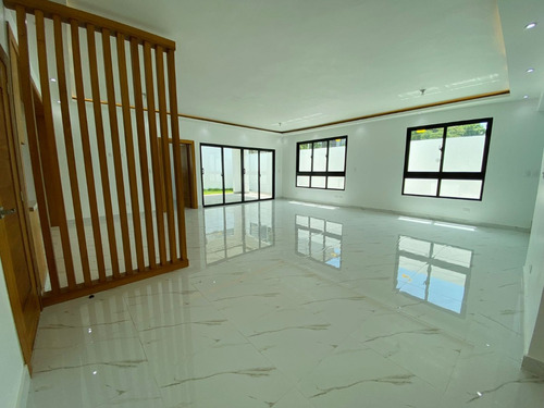 Moderna Casa Con Habitación En Planta Baja Y 2 Cocinas Con Línea Blanca Incluida De Venta En Villa María!