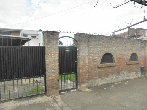Vendo Casa Amplia Chubut 1145 - Escritura Al Día - 2 Pisos