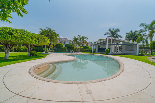 Casa En Venta Con Jardin Privado En Jiutepec, Morelos