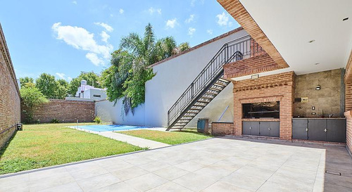 Impecable. Casa De Tres Plantas Con Ascensor Interno. Villa Urquiza. Pileta. Jardín.