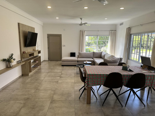 Casa De 3 Dormitorios En Barrio Los Bretes