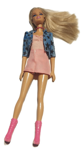 Barbie Rubia Ojos Celestes Campera Jeen Collar Botas Rosas 