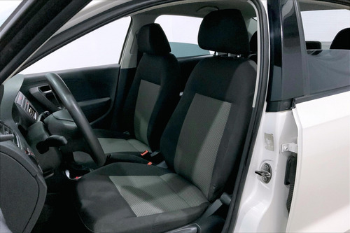 Imagen 17 de 25 de Volkswagen Vento Sedan 4 Pts Starline Ta A/ac Mp3 R-15