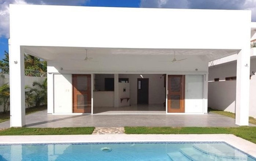 Venta, Villa De 3 Habitaciones Con Piscina En Las Terrenas, Samaná