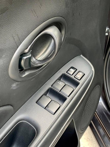 Imagem 11 de 12 de Nissan Versa 1.0 12v Flex V-drive Manual