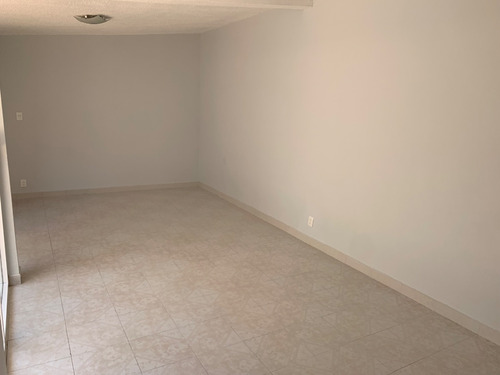 Casa En Un Solo Nivel Con Excelentes Acabados, Cocina Nueva, Recién Remodelada.