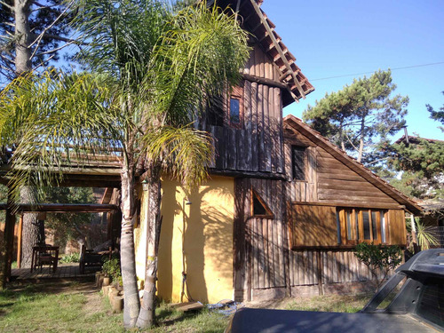 Cabaña De Madera En Anaconda Zona De Bosques Cerca De Playa