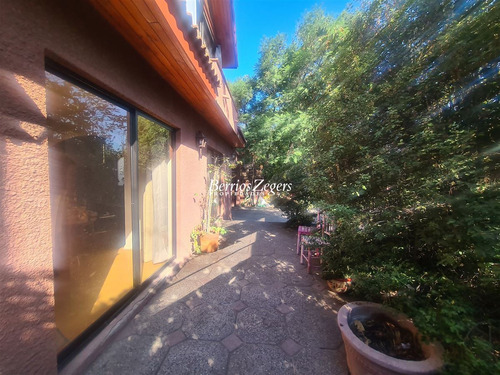 Casa En Venta De 5 Dorm. 3 Baños Mas Servicios En Las Condes