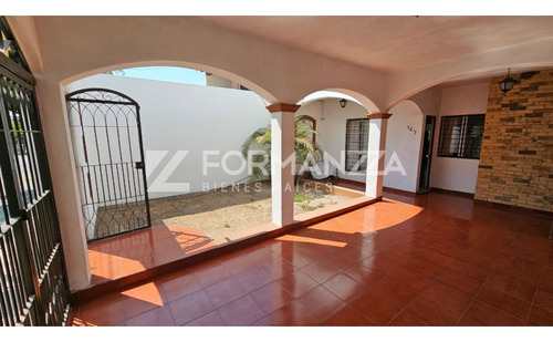 Casa En Venta En Almendros En Villa De Álvarez, Colima