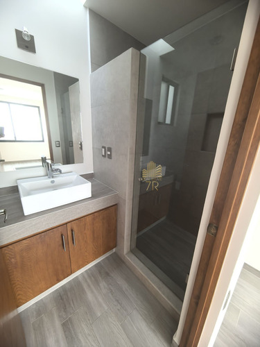 Casa De Autor En Zibata En Venta O Renta Con Recámara En Planta Baja O Estudio