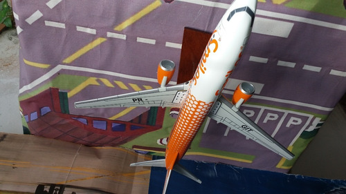 Maquete Em Resina Avião 737- 800 Smiles