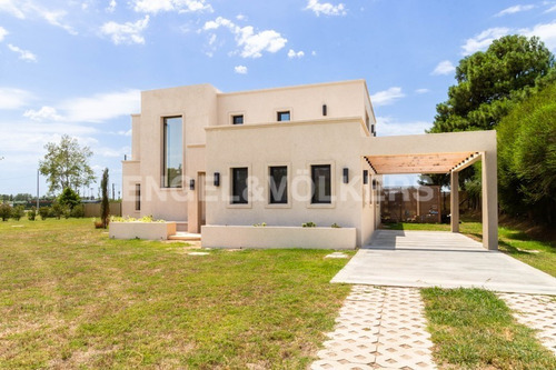 Linda Casa A Estrenar En Barrio Privado Id 5373