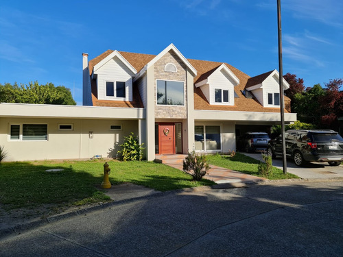 Casa De 180 M2, 6 D 6 B, Dos Pisos, Isla Teja , Valdivia