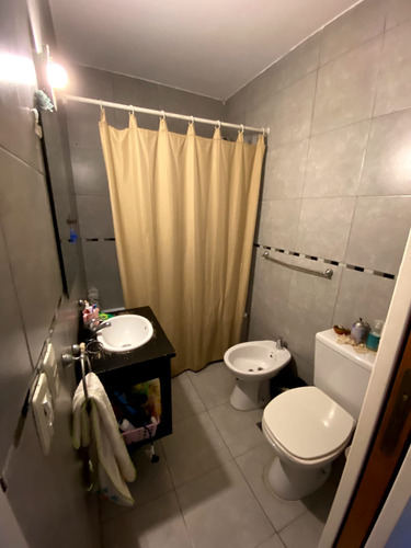 Dueña Vende Dos Ambientes Amplio En Morón Parana 585, Segundo Piso X Escalera, Lindo Edificio. Solo Whatts