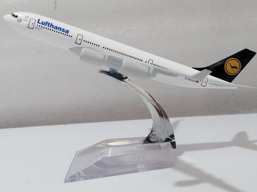 Avión Lufthansa A340 / Escala 1 :400/ 15cms  Largo / Metal