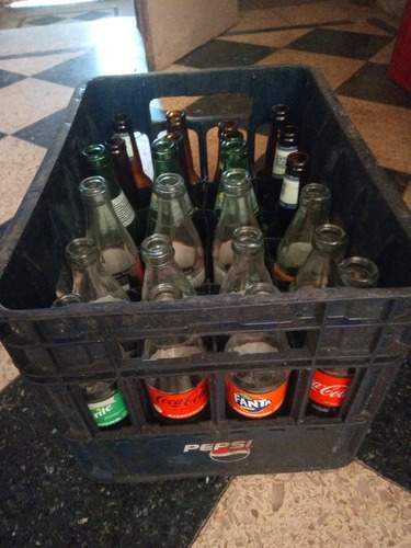 Cajón Con Botellas De Porrón Y Coca