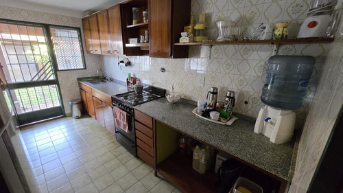 Solido Duplex De 4 Ambientes Con Cochera Y Jardin En Venta. Olivos