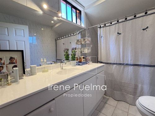Vende Casa Con Gran Jardin En Huinganal En Lo Barnechea