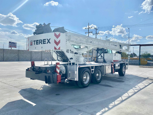 Imagen 4 de 15 de Grua Titan Sobre Camion Terex T340 Para 40 Toneladas