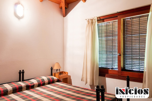 Casa Sola En Lote: Santiago Del Estero Nº 395 - Mar De Ajó - C755