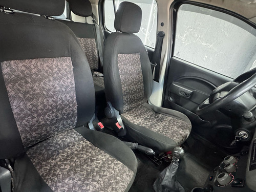 Fiat Uno Uno Vivace 1.0 8V (Flex) 4p