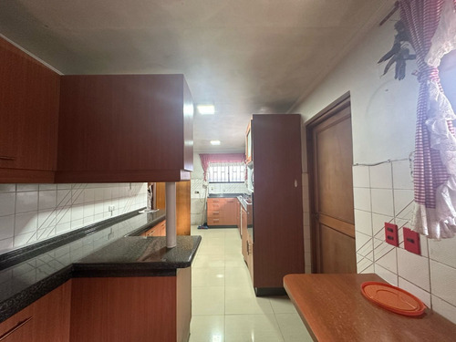 Casa En Villa Con Amplio Jardín, Cercana Al Centro - Chillán