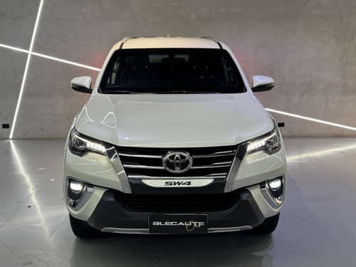 Toyota Hilux SW4 2.8 SRX 4X4 7 LUGARES 16V TURBO INTERCOOLER DIESEL 4P AUTOMÁTICO