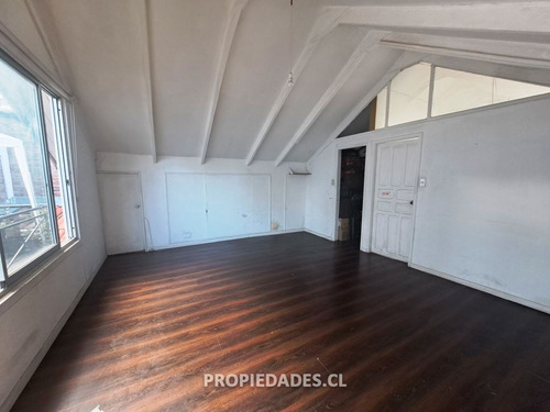 Casa En Venta De 4 Dorm. En Ñuñoa
