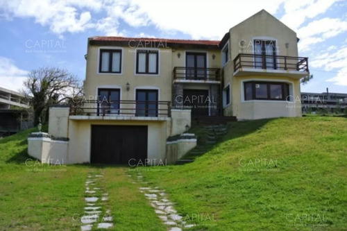 Casa En Punta Ballena En Alquiler De Cuatro Dormitorios Con Vista Al Mar.