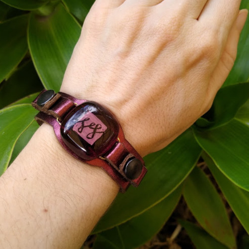 Imagen 2 de 2 de Pulsera Morado Liz Cuero Y Vidrio Pintado A Mano