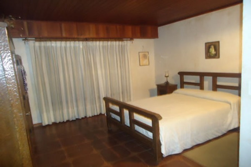 Imagen 26 de 30 de Excelente Chalet De 6 Ambientes Con Piscina Y Casa De Servicio Ideal Vivienda Permanente Muy Luminoso
